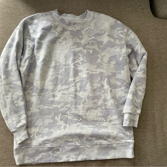 ** Lululemon ** perfectly oversized camouflage pullover crew, EUC, size 8 - Picture 4 of 5